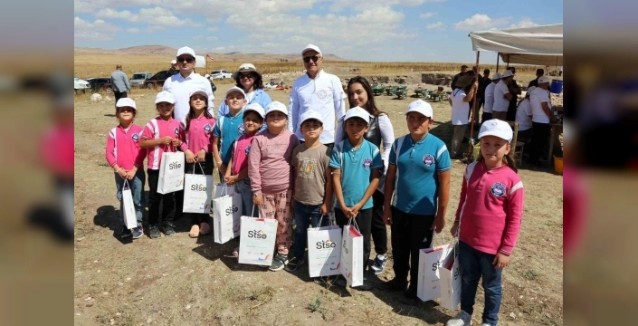 Sivas'ta Arkeoloji Festivali: Öğrencilere kırtasiye seti hediye edildi