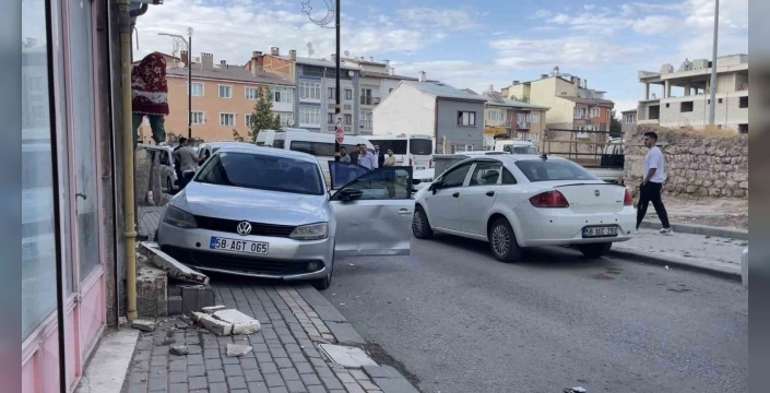 Sivas’ta polis kovalamacası: Apartmana çarpan araçta deprem paniği