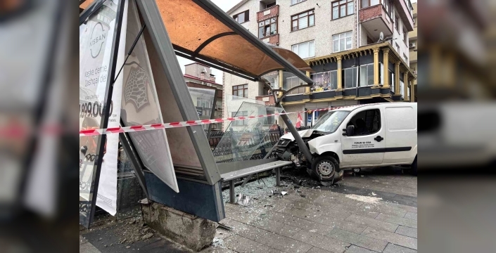 Trabzon'da kontrolden çıkan araç otobüs durağına çarptı