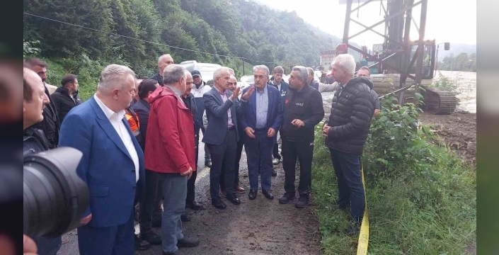 Ulaştırma ve Altyapı Bakanı Uraloğlu ile Gençlik ve Spor Bakanı Bak, Rize'deki sel ve heyelan bölgelerini inceliyor