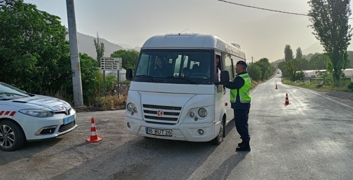 Uşak'ta okul çevreleri ve servis denetimleri: Onlarca şüpheli sorgulandı