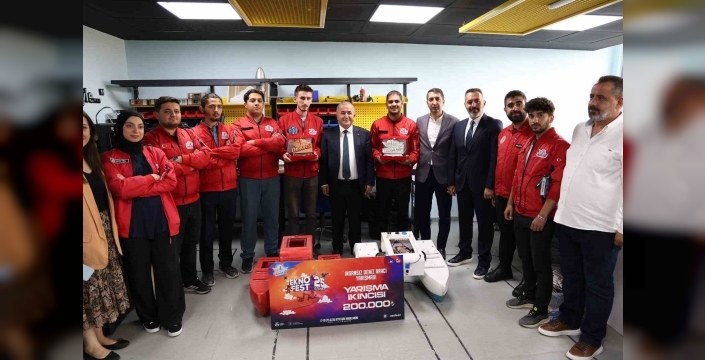 Vali Hatipoğlu: Başarılı gençlerle bir araya gelmek mutluluk verici
