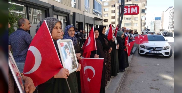 Van'da PKK tarafından kaçırılan çocukları için anneler nöbet tutuyor: 'Barış olsun, bu acı bitsin'