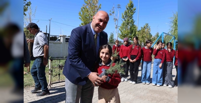 Van'da 'Yeşil Vatan' projesi: Öğrencilerle fidan dikimi