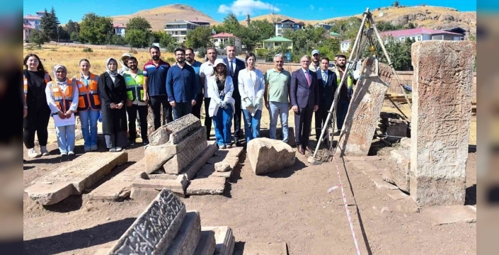 Van Valisi Balcı: Gevaş Selçuklu Mezarlığı Restorasyonu Devam Ediyor