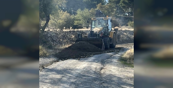 Acıpayam'da vatandaşlar belediyenin yapmadığı yolu kendi imkanlarıyla onardı