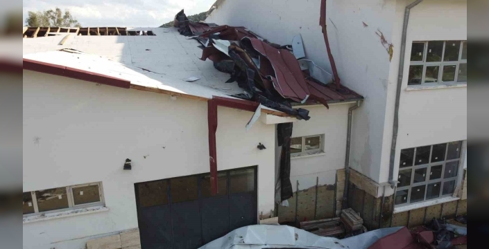 Adana Kozan'da hortum dehşeti: Lise çatısı uçtu, 2 gün tatil