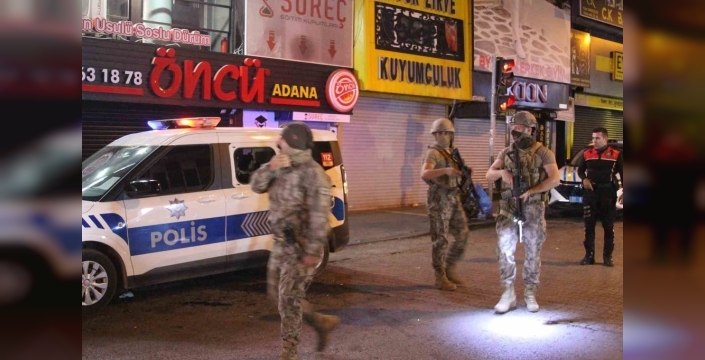 Adanada polis aracına kurşun isabet eden çay ocağı saldırganı tutuklandı