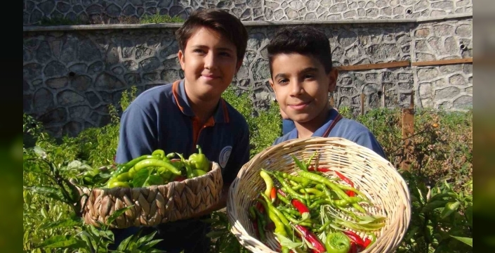 Akgedik TOKİ Ortaokulu öğrencileri hem üretiyor hem de yardımlaşıyor