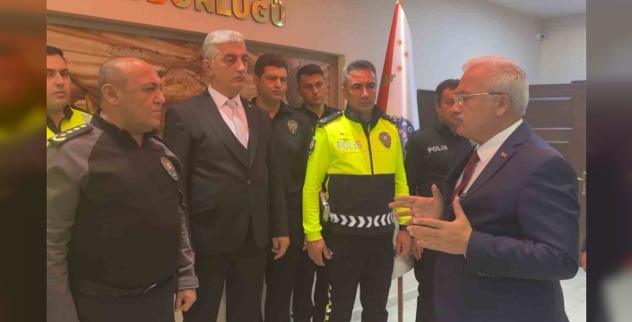 Aksaray valisi, alkollü sürücüyü kontrol eden polislere başarı belgesi verdi