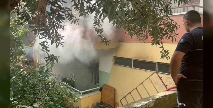 Alanya'da 4 katlı binanın birinci katında yangın çıktı
