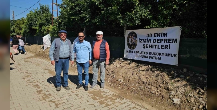 Atça'da şehitler anıldı, emekli pilot paramotor gösterisiyle gökyüzünde