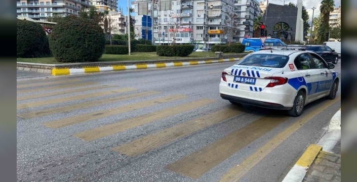 Aydında para transfer aracı genç kızı yaraladı