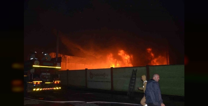 Bafrada geri dönüşüm tesisinde alevler yükseliyor: Yangın söndürme çalışmaları sürüyor