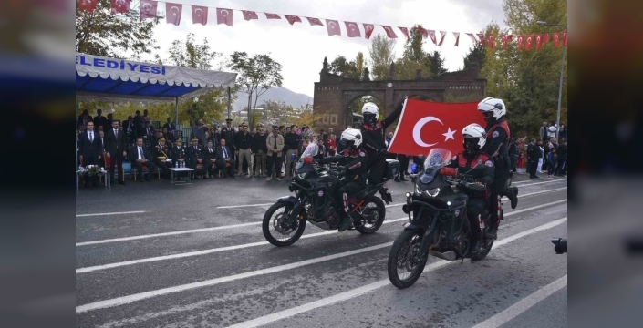 Bitliste 102. yıl coşkusu: Vali Karakayadan Cumhuriyet vurgusu