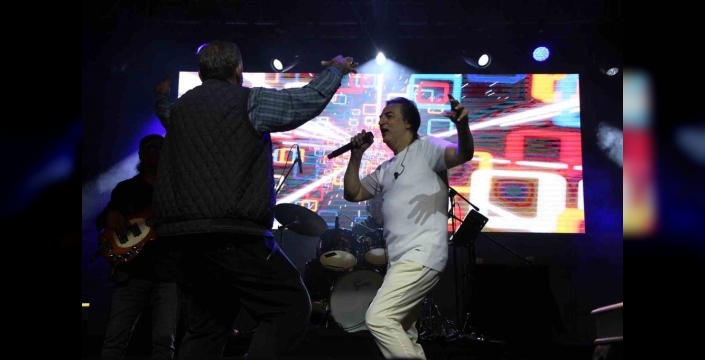 Çelikten Amasyada muhtara sürpriz: Sahneye davet etti!