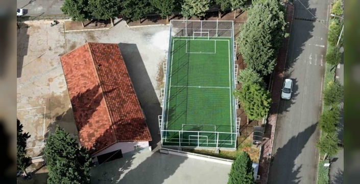Çivril'de gençler için iki yeni halı saha açıldı