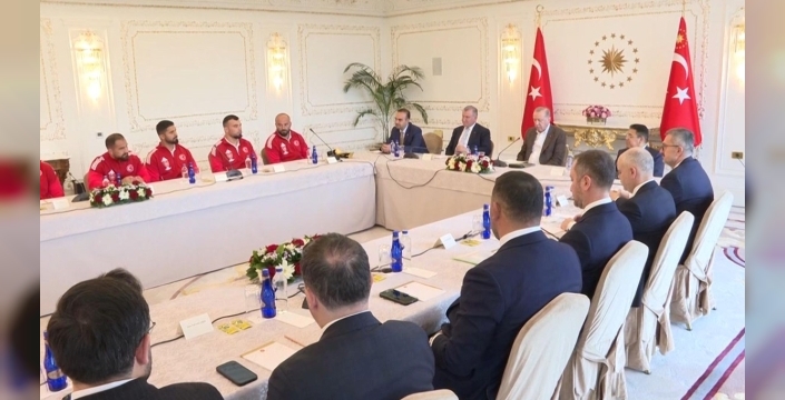 Cumhurbaşkanı Erdoğan, güreş şampiyonlarını Vahdettin Köşkü'nde ağırladı