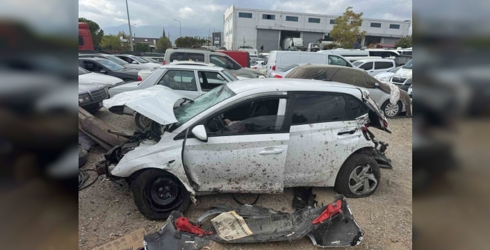 Denizli'de hız yapan araç: Heykelleri biçerek havada uçuştu