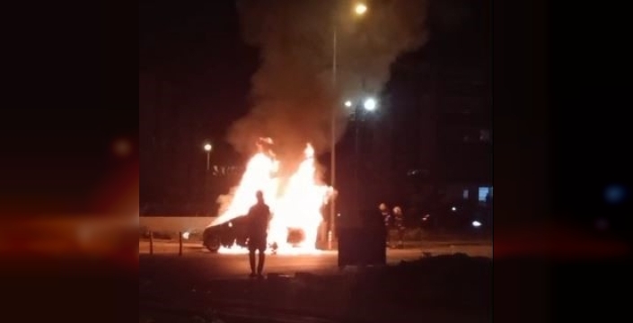 Denizli'de park halindeki otomobil alevlere teslim oldu