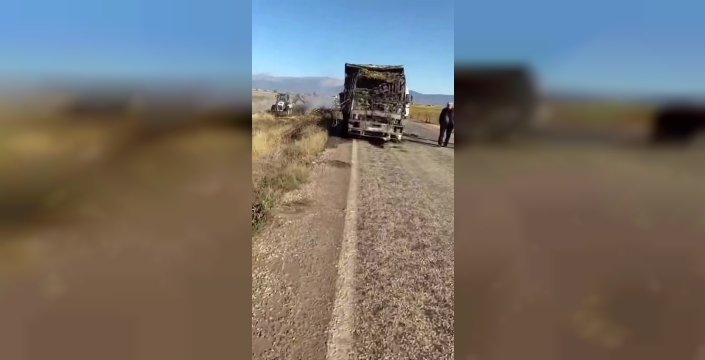 Denizlide yürekler ağza geldi: Saman yüklü kamyon alev topuna döndü!