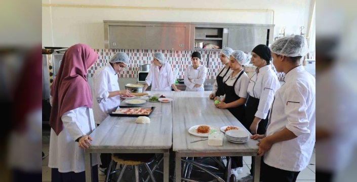 Dicle Kız Meslek Lisesi: Öğrenciler hem eğitim alıyor hem de 15 milyon TL ciro yapıyor