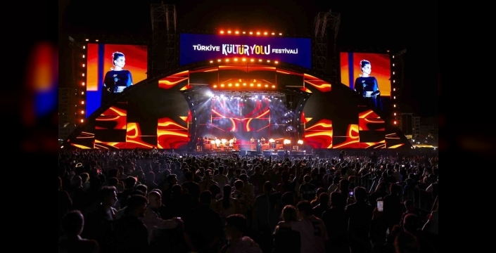 Ebru Yaşar, Malatya Kültür Yolu Festivali'nde unutulmaz bir gece yaşattı