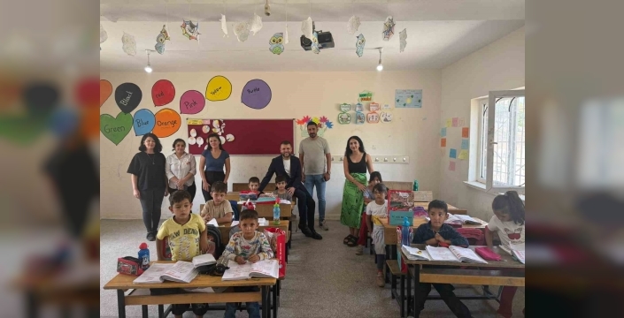 Eğil belediye başkanı öğrencilere ayakkabı ve kırtasiye yardımında bulundu