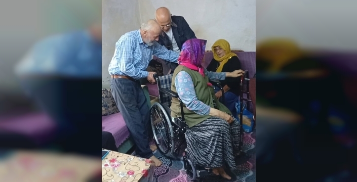 Emekli astsubaylardan ihtiyaç sahibi vatandaşa tekerlekli sandalye desteği