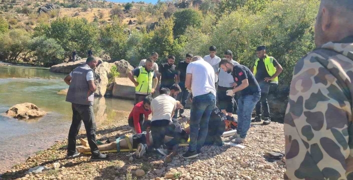 Eruh'ta serinlemek için girdiği çayda akıntıya kapılan genç hayatını kaybetti