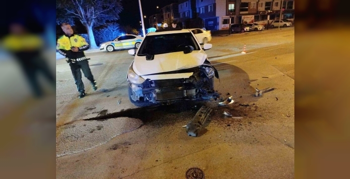 Erzincan'da gece çarpışması: bir sürücü hastaneye kaldırıldı