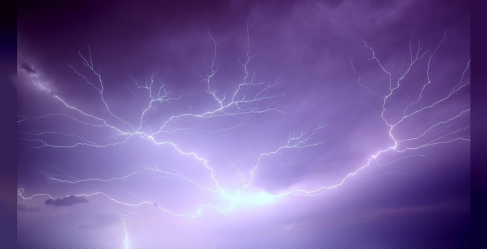 Erzincan'da sağanak yağışa eşlik eden şimşek ve yıldırımlar görsel şölen oluşturdu