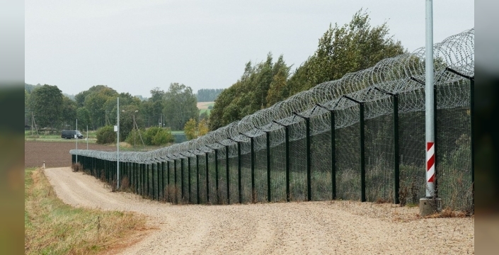 Estonya, sınırdaki yolunu Rus askerleri görüldüğü için kapattı