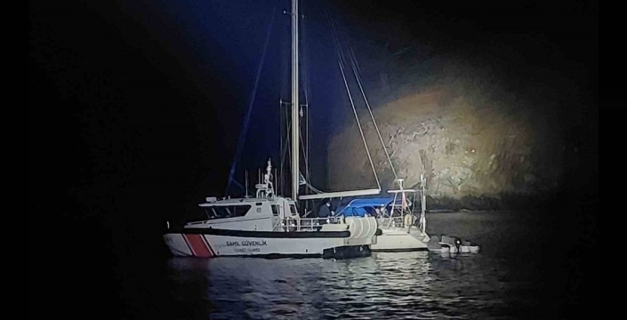 Fethiye açıklarında yelkenli teknede 35 göçmen ve 4 kaçakçı yakalandı