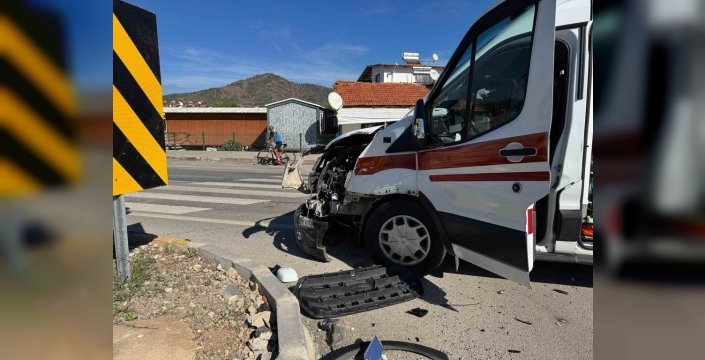 Fethiye’de ambulansla hafif ticari araç çarpıştı: 2 yaralı