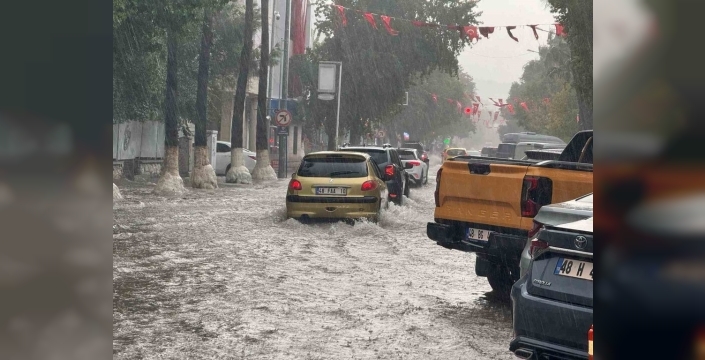 Fethiyede sağanak yağış: Evler ve iş yerleri sular altında kaldı