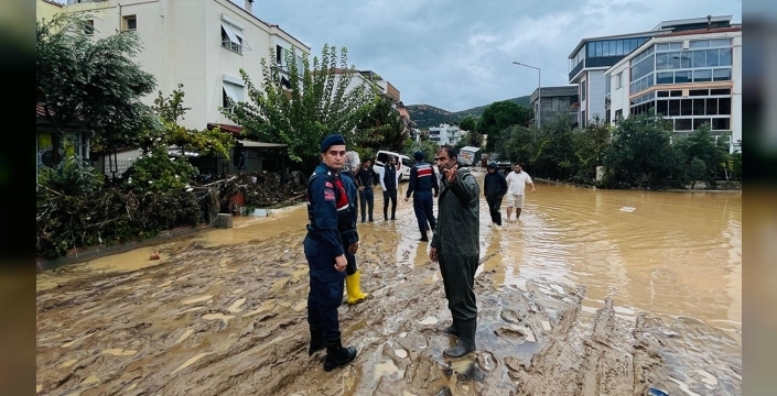 Foça'da sel felaketi: Evler sular altında kaldı