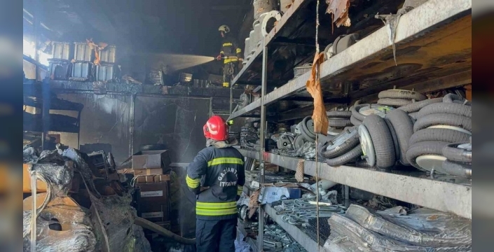 Gaziantepte gece yarısı dehşeti: Hırdavat deposu alevlere teslim oldu!