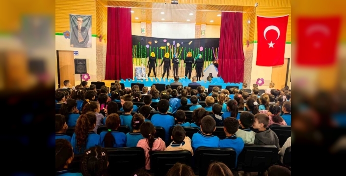 Gönüllü gençler çocukları tiyatroyla buluşturdu