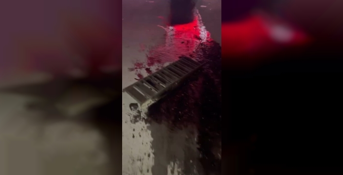 Hadımköy'de şaşırtıcı kaza: fırlayan mazgal arabayı darmadağın etti