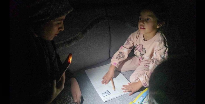 Hakkâri'de müşterek tapu mağduriyeti: İki öğrenci telefon ışığında ders çalışıyor