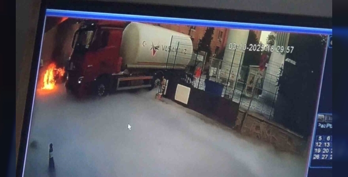 Hastane bahçesindeki tankerin yanında park halindeki otomobil alev aldı