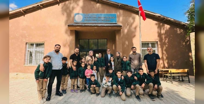 İstanbul'dan Hakkari'ye uzanan iyilik eli: Öğretmenler sınırdaki çocukları sevindirdi