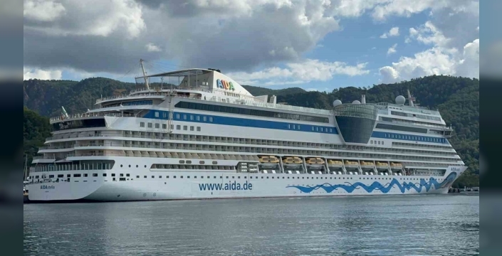 İtalya bayraklı dev kruvaziyer gemi 2500 yolcuyla Marmaris'e demirledi