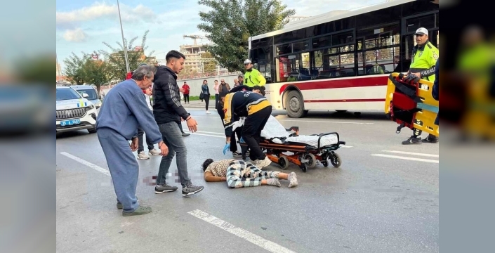 İzmirde otobüs çarpması: Kadın ağır yaralandı
