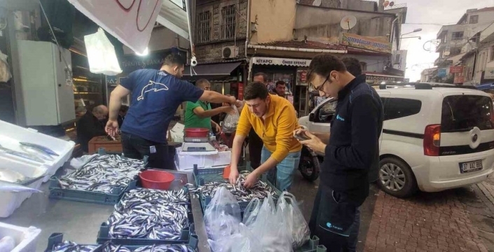Karadeniz hamsisi tezgahlarda: Fiyatı 50 liraya düştü