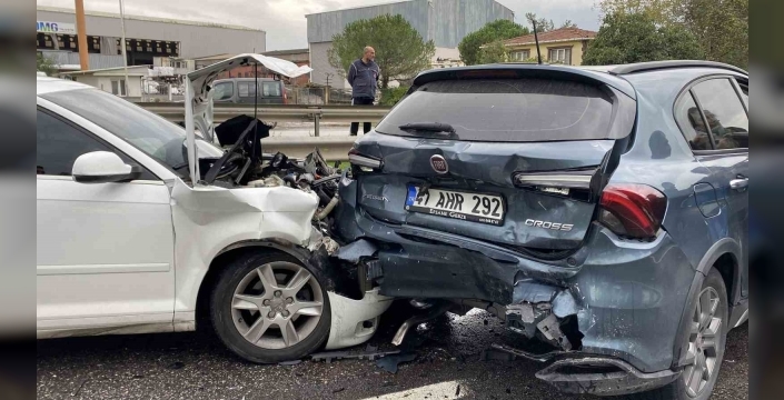 Kartepe'de 5 otomobil çarpıştı: 5 yaralı