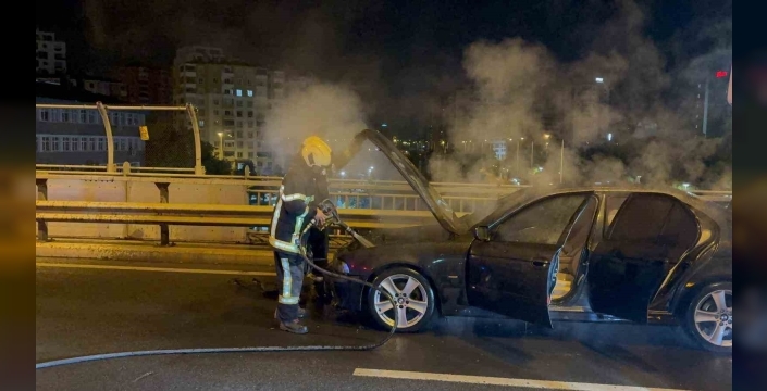 Kocasinan'da üst geçitte otomobil alev aldı
