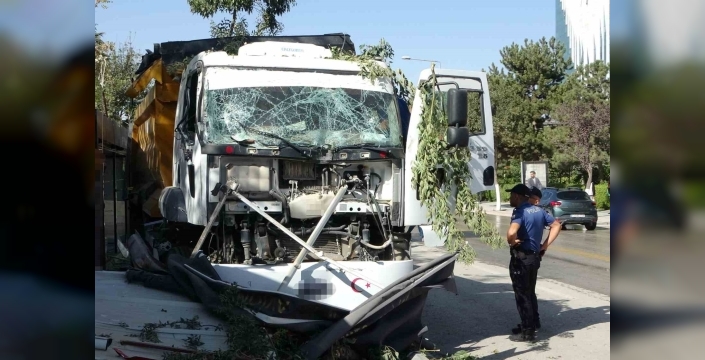Malatya'da hafriyat kamyonu iş yerlerine daldı: 4 iş yeri hasar gördü