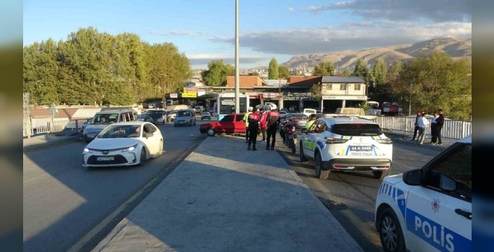 Malatyada dur ihtarına uymayan sürücü kaza yaptı: Uyuşturucu bulundu